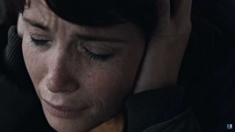 A atriz Gemma Arterton no videoclip de "Kerala", de Bonobo