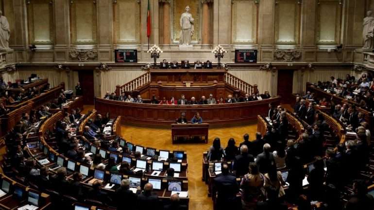 A proposta d'Os Verdes vai ser debatida a 11 de janeiro e os projetos-lei do PCP e do BE têm discussão marcada para dia 18