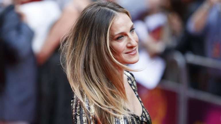 As celebridades já fazem há muito tempo colorações adaptadas aos seus próprios rostos, como a atriz Sarah Jessica Parker que, na série "Sexo e a Cidade", teve um dos cabelos mais copiados de sempre.