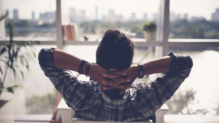 Fazer pausas e abrandar são alguns dos conselhos para reduzir o stress.