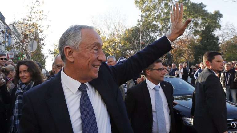 O Presidente da República falou com os jornalistas à saída de uma escola em Cascais
