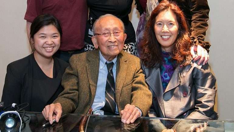 Tyrus Wong, com alguns membros da equipa do documentário sobre a sua vida, "Tyrus"