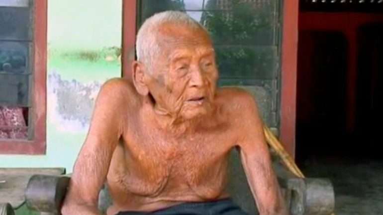 Mbah Gotho tem estado a preparar a sua morte desde 1992 e até já tem a lápide pronta