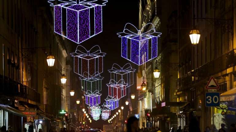 Além da ornamentação e iluminação da cidade, a autarquia promove, habitualmente um programa de animação, com diversas atividades para as crianças