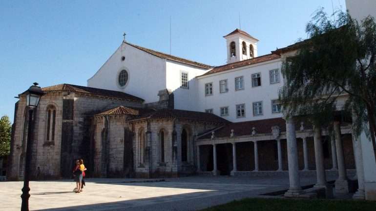 Diz a lenda que o Mosteiro de Odivelas foi fundado por causa de uma promessa feita por D. Dinis