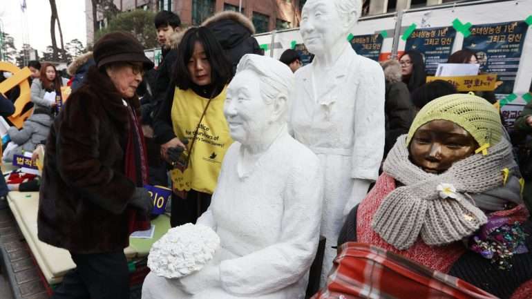 A estátua foi inicialmente removida depois de ter sido colocada por ativistas sul-coreanos na cidade portuária de Busan