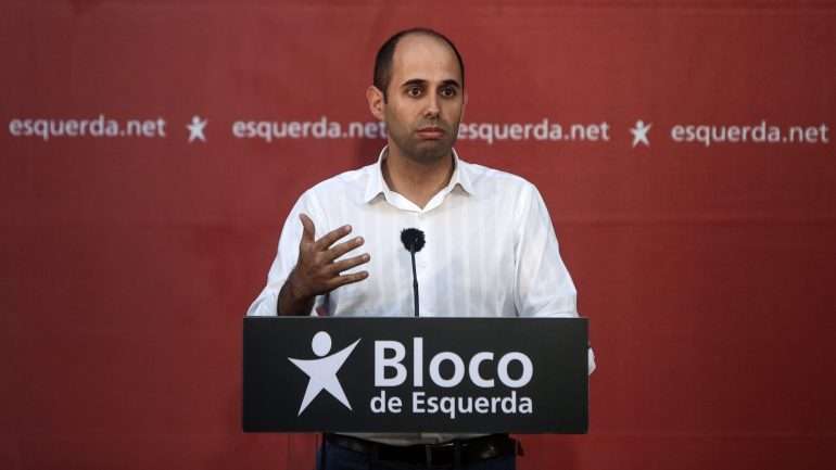 "Se Centeno quer ser o Ronaldo do Ecofin à custa das cativações dos serviços... Não é o modelo que consideramos aceitável", diz Pedro Filipe Soares.