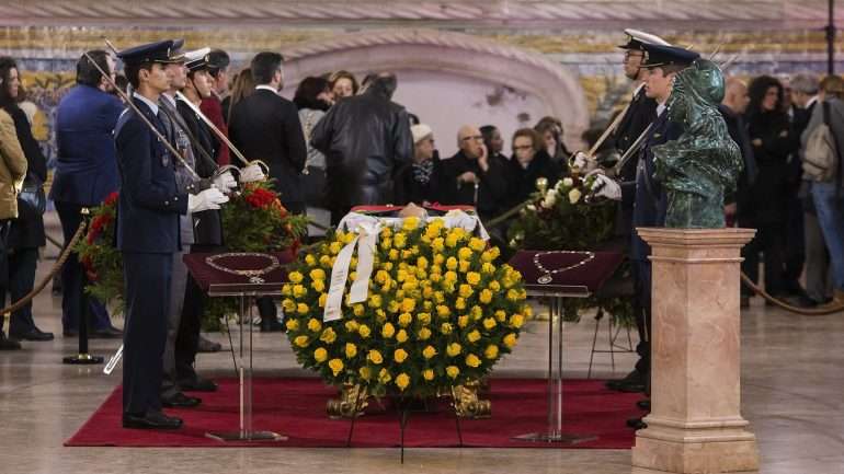 Cortejo fúnebre chegou aos Jerónimos pelas 13h, hora prevista. É aí que corpo de Mário Soares vai ser velado. Funeral é terça-feira