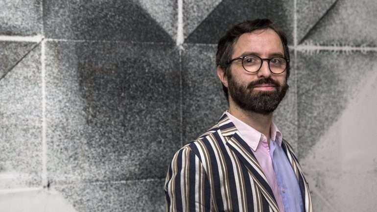 Emanuele Coccia apresentou em Lisboa o ensaio "O Bem nas Coisas" e está esta quinta-feira na Culturgest para dar uma conferência sobre o amor pelos objetos, as imagens, a publicidade e o lifestyle..