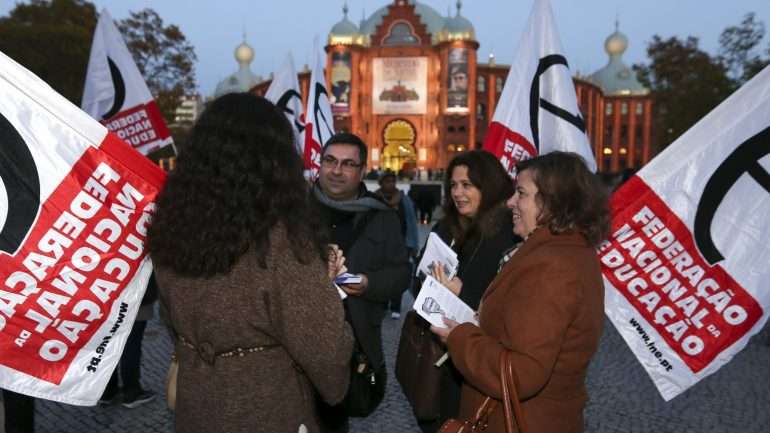 Durante a conferência de imprensa, o dirigente da FNE explicou que os funcionários das escolas foram integrados nas carreiras gerais da Administração Pública por legislação de 2012