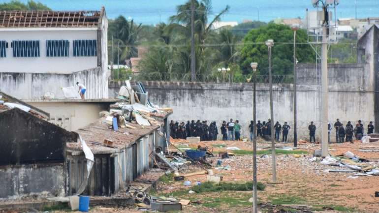 Os presos tentaram derrubar uma parede para fugir, mas foram intercetados pelos guardas
