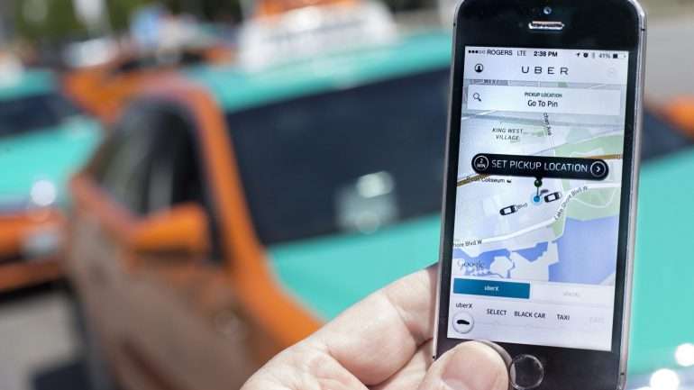 O presidente da ANPPAT acredita que, se a lei obrigar os veículos até agora descaracterizados a usarem um dístico, vai haver viaturas danificadas por taxistas. "Se já todos os dias há...".