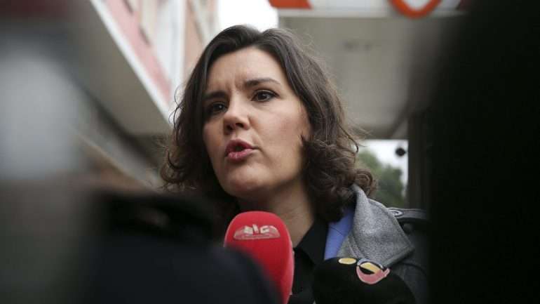 "Não estamos do lado do Governo, mas entendemos que faz sentido defender aquilo que é o acordo de Concertação Social", defende a líder do CDS.