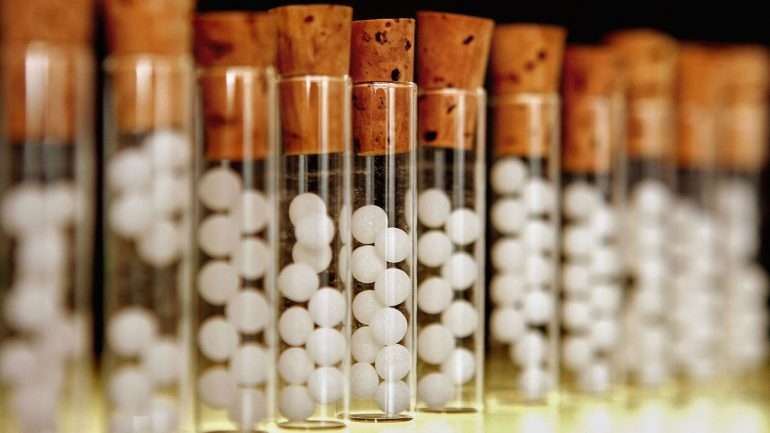 Consumo exagerado de omeprazol pode piorar a osteoporose nas mulheres, avisa o Infarmed