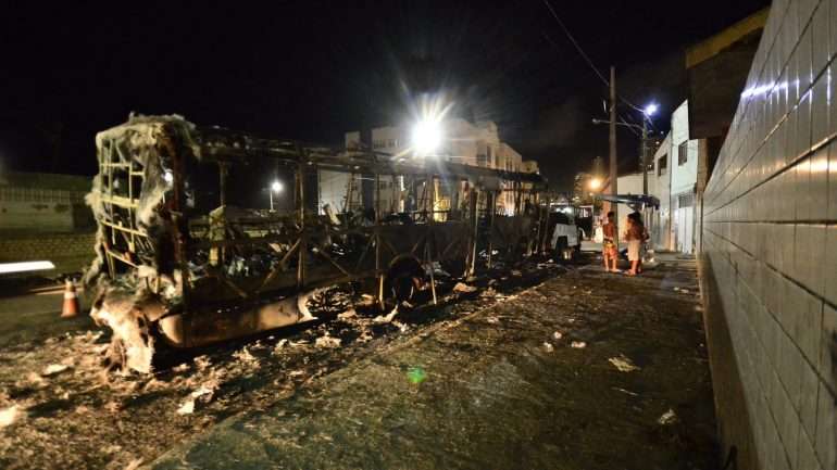 Enquanto as autoridades procediam à transferência de prisioneiros, pessoas encapuzadas incendiavam autocarros de transporte público