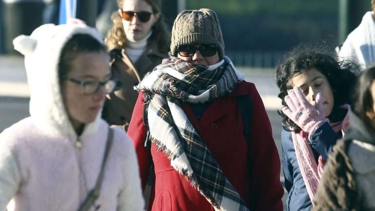 O IPMA prevê para esta quinta-feira no continente tempo frio com céu pouco nublado ou limpo, apresentando períodos de maior nebulosidade na região Sul