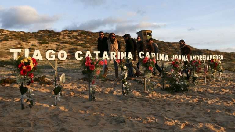 A mãe da jovem Ana Catarina adiantou que familiares de pelo menos outros dois jovens que morreram na praia do Meco (Pedro Negrão e Tiago), também foram notificados para serem ouvidos pela justiça