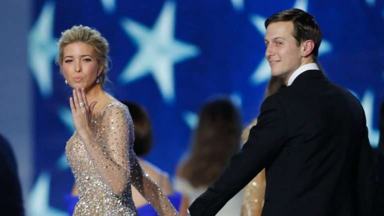 Jared Kushner, à direita, com Ivanka Trump num dos bailes que tradicionalmente se seguem à tomada de posse do Presidente dos EUA.