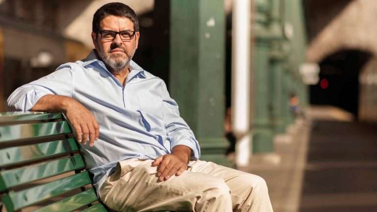 Manuel de Sousa nasceu em Miragaia, trabalha na Livraria Lello e é o autor da página de Facebook "Porto Desaparecido".