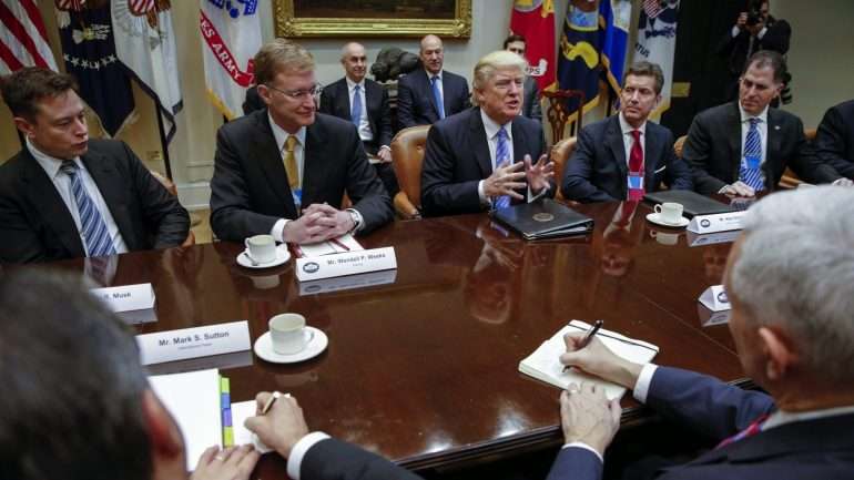 Uma das promessas de campanha de Trump, já colocada no 'site' oficial da presidência, é "reformar todo o código regulatório para garantir que os empregos e a riqueza são mantidos na América"