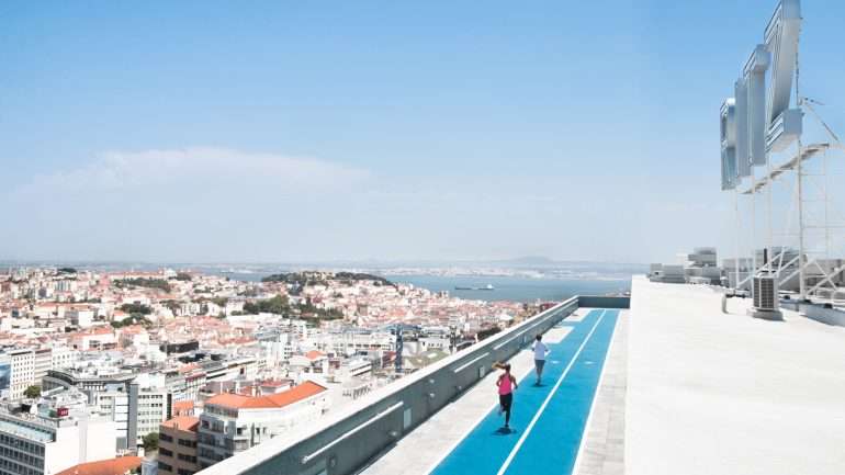 A Bloomberg fez um roteiro de três dias para ficar a conhecer a capital portuguesa e também se rendeu à pista de corrida na cobertura do Ritz Four Seasons.