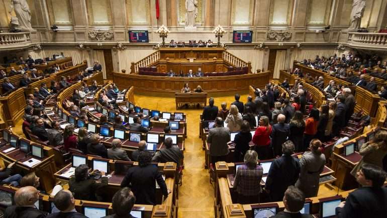 Redução da TSU para as empresas foi negociada pelo Governo em concertação social mas foi chumbada esta tarde no Parlamento. PSD, BE, PCP e PEV uniram-se