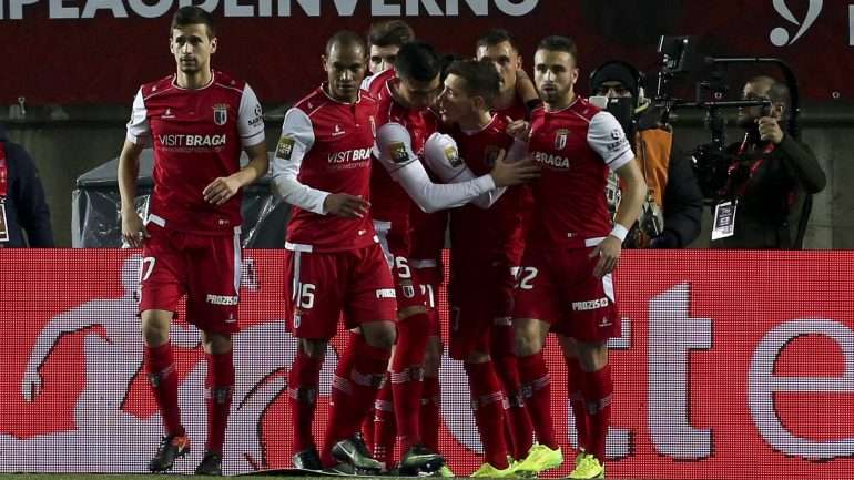 Pedro Santos é o alvo das atenções e de todos os abraços, na sequência do penálti do 1-0