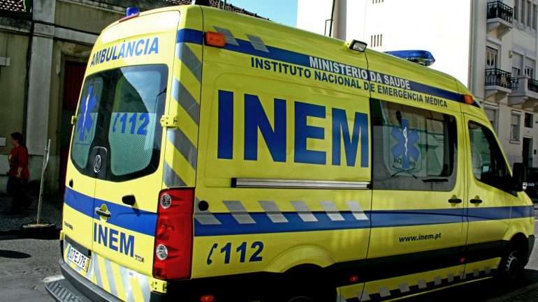 A Estrada Nacional 118 estava cortada ao trânsito em ambos os sentidos devido a este acidente