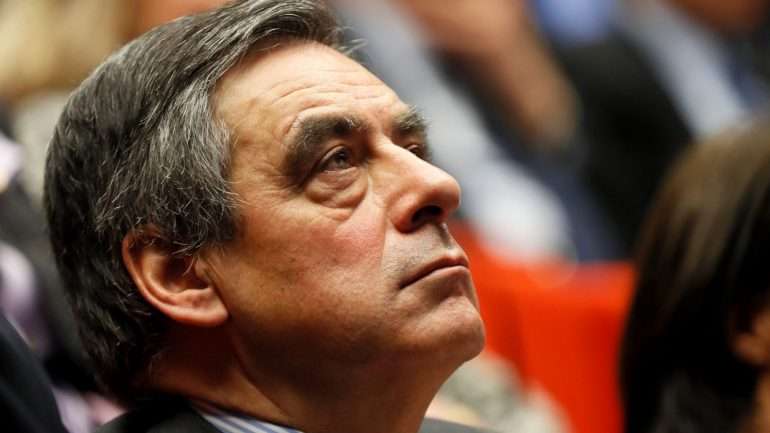 A mulher de Fillon chegou a receber 4.600 euros mensais como sua assistente parlamentar. Terá sido um emprego fictício