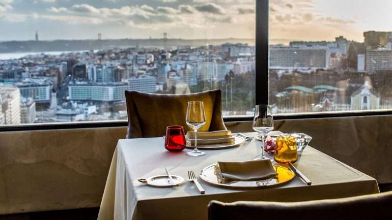Com uma vista destas, o romance fica garantido. Ou, pelo menos, facilitado. Pertence ao Panorama, o restaurante do Hotel Sheraton, em Lisboa.