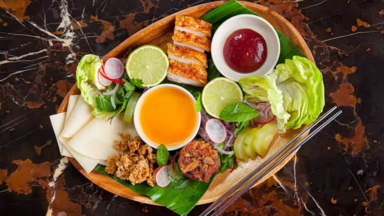 N'O Asiático, o mais recente restaurante de Kiko Martins, serve-se esta Mesa Chinesa: crepes, barriga, secretos e pernil de porco, ketchup de ameixas e o molho de peixe tipicamente vietnamita Nuoc Mam. Para enrolar e partilhar.