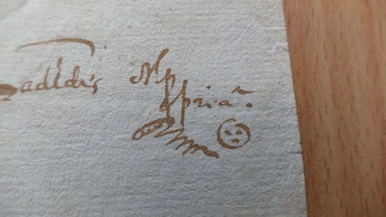 Os documentos assinados pelo advogado tiveram direito aquilo que é interpretado como uma carinha sorridente