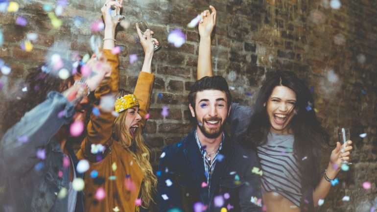 Escolher jantar com amigos, sair para uma festa temática, mimar-se no spa. Há programas para todos os solteiros.