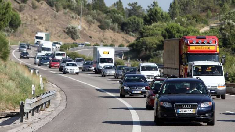 Desvalorização automóvel, impostos e combustíveis são os custos mais pesados para quem tem carro