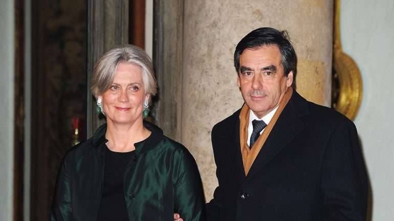 Fillon está a ser investigado por alegadamente ter pago à sua mulher por serviços de assistência parlamentar que ela não terá realizado