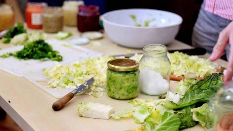 A chucrute é o nome de um condimento de couve fermentada à qual pode juntar outros ingredientes.