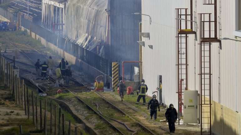 Os trabalhos ainda decorrem na Sapec, na Mitrena, onde o incêndio deflagrou em dois armazéns com enxofre às 3h00 de terça-feira