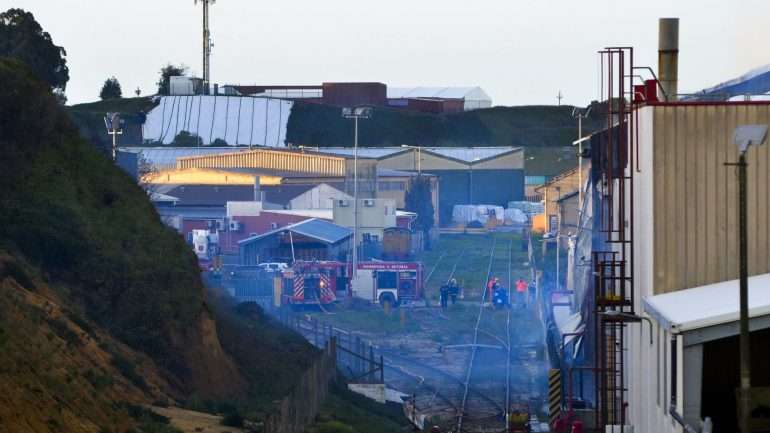 O incêndio nos armazéns de enxofre da Sapec, de origem ainda desconhecida, provocou ferimentos a seis bombeiros