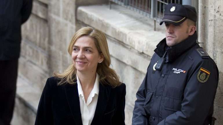 À infanta foi-lhe retirado o título de duquesa de Palma de Maiorca pelo seu irmão, o Rei Felipe VI