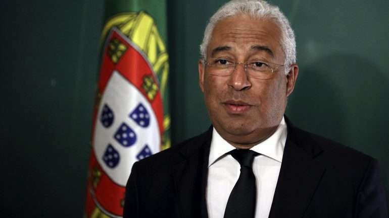 Antes do regresso a Lisboa, o chefe do Governo de Portugal tem um "jantar oficial de retribuição às autoridades cabo-verdianas", no Centro Cultural português da cidade da Praia