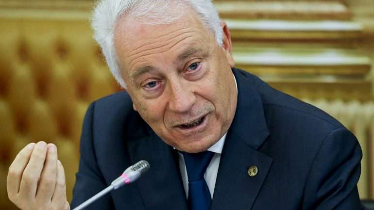 SIC avançou que Carlos Costa, governador do Banco de Portugal, colocou a sua assinatura no rosto do documento, confirmando que o recebera