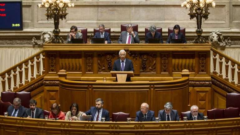 “O governo não tomará a iniciativa de iniciar a discussão [sobre a dívida] de forma isolada", assegura Eurico Brilhante Dias (PS)