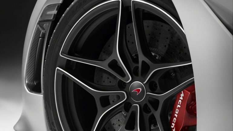 O novo McLaren é mais rápido nos 200-0 km/h do que nos 0-200 km/h. A travar demora 4,6 segundos, a acelerar 7,8 segundos