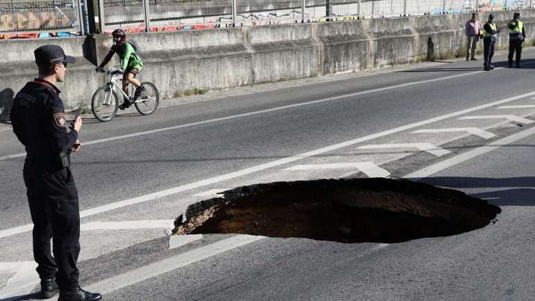 Abatimento do pavimento é bem visível: Proteção Civil está no local a averiguar a situação