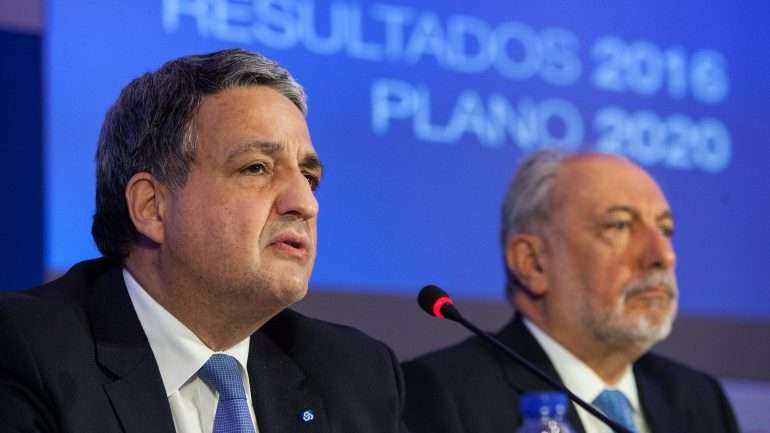 Paulo Macedo e Rui Vilar, os "presidentes" da Caixa na apresentação dos resultados de 2016