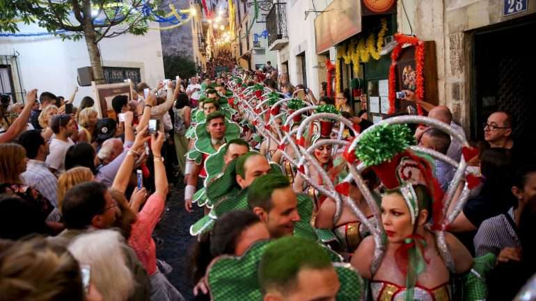 O mesmo comunicado faz saber os horários de funcionamento do arraial, licenciados pela Câmara Municipal de Lisboa