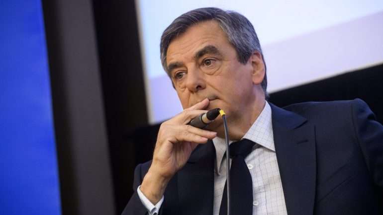 Na segunda-feira, Fillon admitiu que não desistiria da candidatura caso fosse indiciado