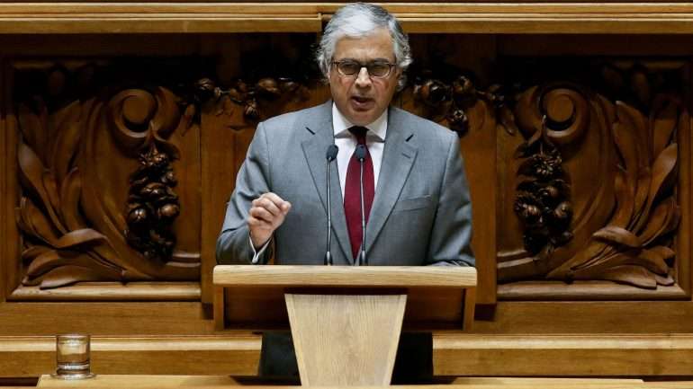 Aguiar-Branco salientou que os deputados são, mais do que os representantes dos partidos, membros de um órgão de soberania em representação do povo português