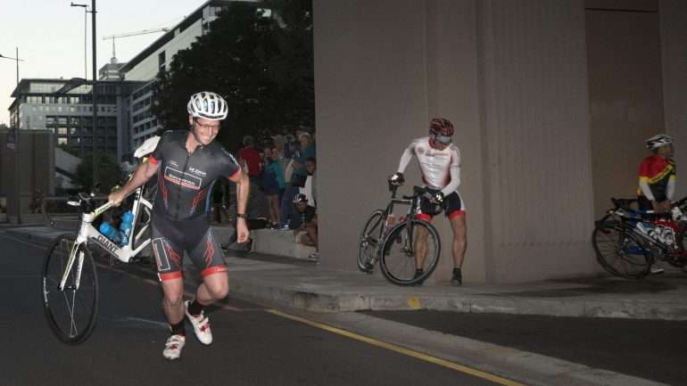 Nesta imagem, um ciclista viu-se obrigado a transportar a sua própria bicicleta, devido ao vento forte