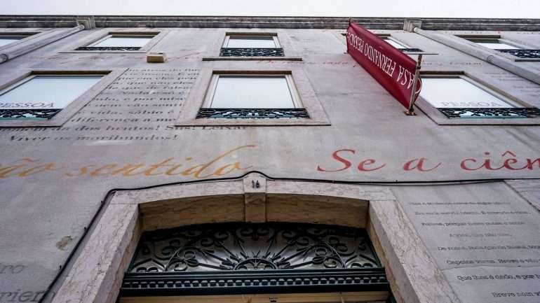 A Feira do Livro de Poesia é organizada pela Casa Fernando Pessoa, situada também em Campo de Ourique